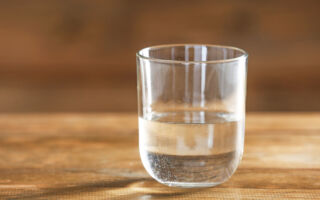 放在杯子里一天的水能喝吗？ 专家这么说