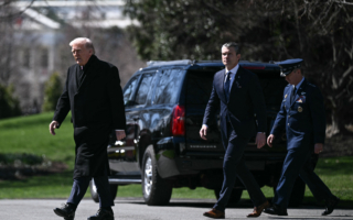 KC-135坠毁六遇难官兵灵柩返国 川普亲迎