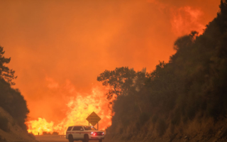 南加州三场野火同时燃烧 吞噬8万英亩土地
