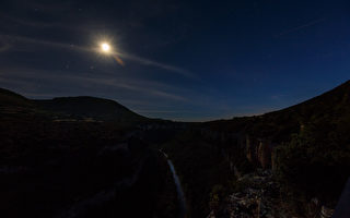 神秘火球划过加州天空 视频曝光