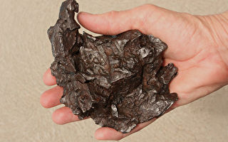 英国天空“火球”坠地 居民捡到稀有陨石