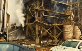 山西河津市一化工厂爆炸 钢结构建筑严重变形
