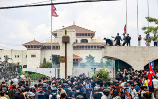 尼泊尔一高校集中焚烧习语录 中共跳脚