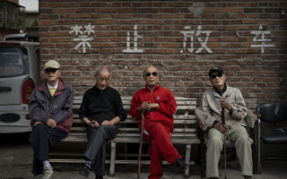 上海推老年人“退而不休” 网络炸锅