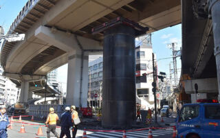日本大阪地面突然冒出十多米高巨大钢管