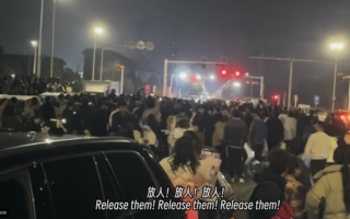 住宅旁建电池厂惹民愤 武汉千人抗议迫停项目