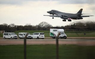 英国批准美使用其设施打击伊朗导弹基地