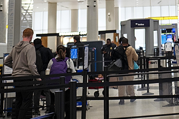 霍曼：将于周一部署ICE特工到机场