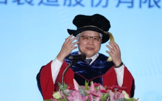 魏哲家获亚大名誉博士 直言中国机器人“没用”