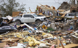 美中龙卷风导致至少六人死亡 风暴预警继续