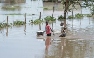 组图：肯尼亚暴雨持续引发洪灾 已酿81死