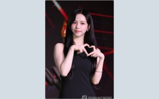 aespa成员Karina戴眼罩现身后亲自回应：没事