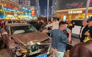 重庆一男子驾车撞人群 现场惨烈