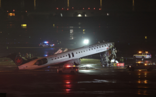 加国客机在纽约机场撞消防车 两机师遇难