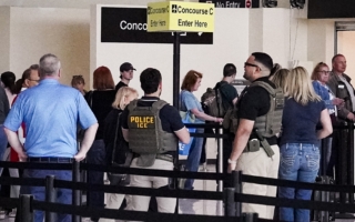 ICE特工在14个机场执勤 川普反对戴口罩