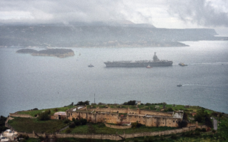 福特号航空母舰抵达希腊克里特岛海军基地