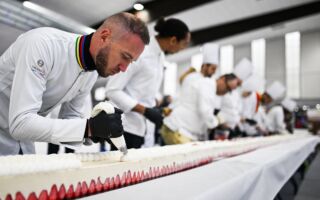 组图：法国出炉121.88米草莓蛋糕 创世界纪录