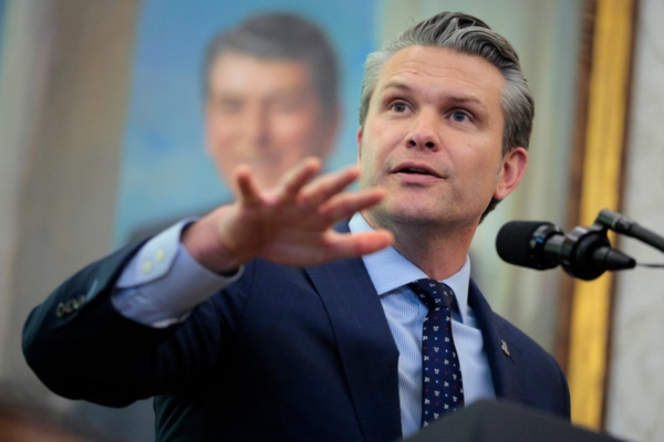 海格塞斯：美国用“炸弹”与伊朗谈判