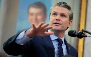 海格塞斯：美国用“炸弹”与伊朗谈判