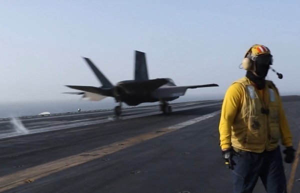 视频:F-35战机从林肯号航母升空袭伊朗