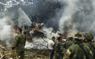 哥伦比亚C-130运输机坠毁 载有125名士兵