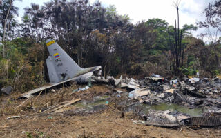 组图：哥伦比亚军机空难酿69死 全国哀悼三天