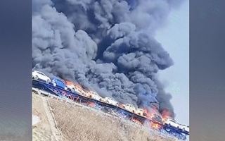 河北高速一货车起火 运载的数十辆汽车被烧