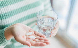 为什么药多半是苦的？能配牛奶服用吗？