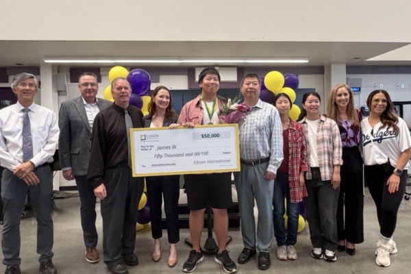 加州华裔学生开发步行辅助器 获5万美元奖金