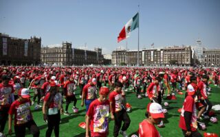 组图：墨西哥近万人同上足球课 刷新纪录