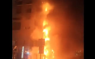 【一线采访】太原建筑物突发大火 现场惨烈