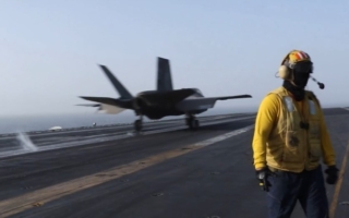 视频:F-35战机从林肯号航母升空袭伊朗