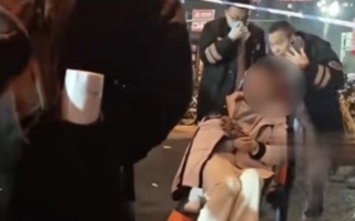 成都地铁站外男子持剪刀无差别伤人 多人受伤