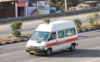 救护车遇坑洞 印度病亡老翁被震到死而复活