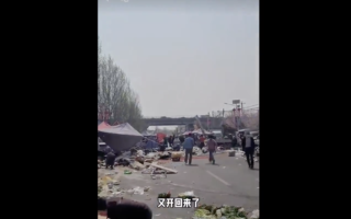 北京有人开铲车冲撞人群 官方封杀消息