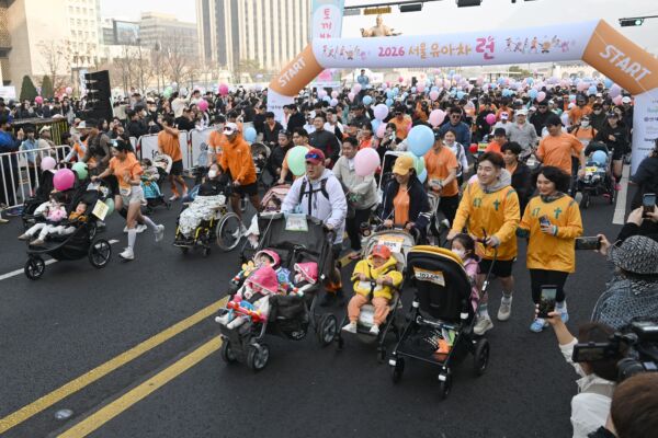 组图：“首尔婴儿车路跑”重磅回归 场面温馨