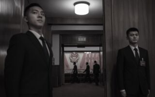 两会罕见一幕 保镖将习的座位摸一遍 引讥讽