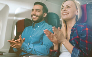 为何在飞机落地时不要鼓掌？ 专家这么说