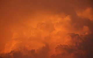 智利天空变成红色 如末日景象