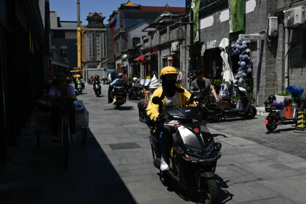 重庆大学生兼职送外卖遭校方处分 网民痛批