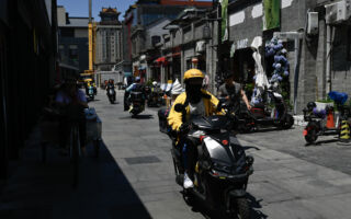 【翻墙必看】90后三孩妈妈破产后送外卖