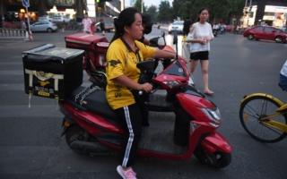 中国年轻人就业难 北大毕业生送外卖引关注