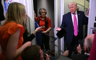 川普：若不达协议 将彻底摧毁伊朗能源系统