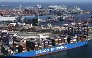 遇阻的两艘中远货船通过霍尔木兹海峡