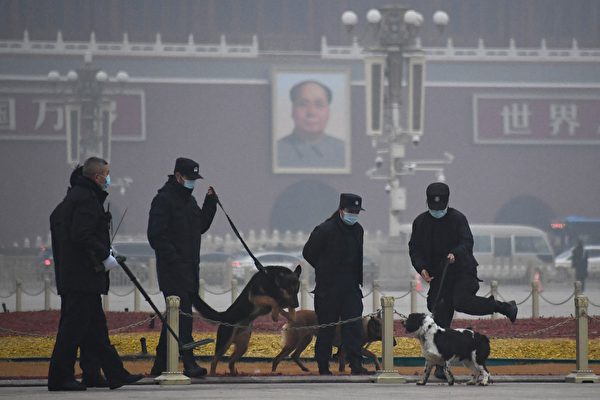 艺术家因讽刺毛泽东雕塑受审 家属被禁出席