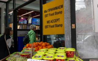 应对粮食补助削减 纽约州府每周发20元食品券