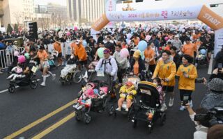 组图：“首尔婴儿车路跑”重磅回归 场面温馨