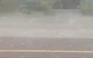 广州大学教室窗户遭强风吹爆 学生受伤