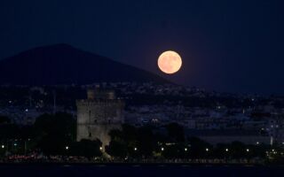 组图：天文奇景 红色“雄鹿满月”如期登场
