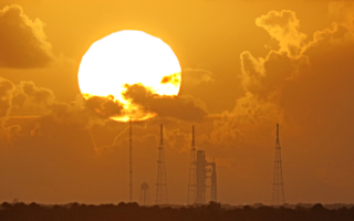 NASA阿耳忒弥斯2号发射之际 粉红月亮登场